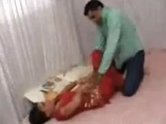 Un tipo joven fríe a ...