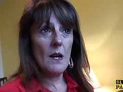 Hermosa jovencita se ...
