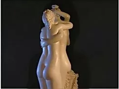 La chica empujó sus  ...