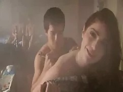 Una mujer le lame el ...