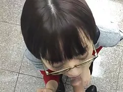 Chica con gafas seño ...